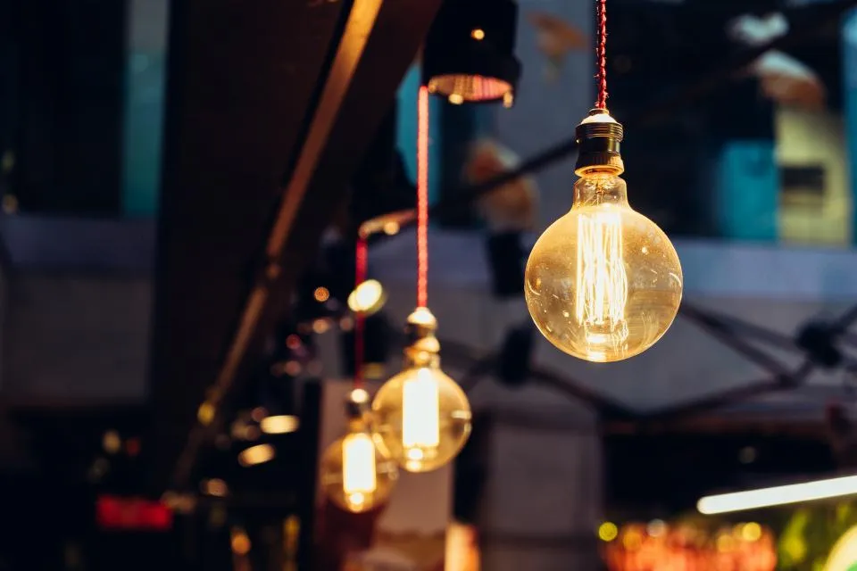 Des ampoules à filament suspendues dans la pénombre