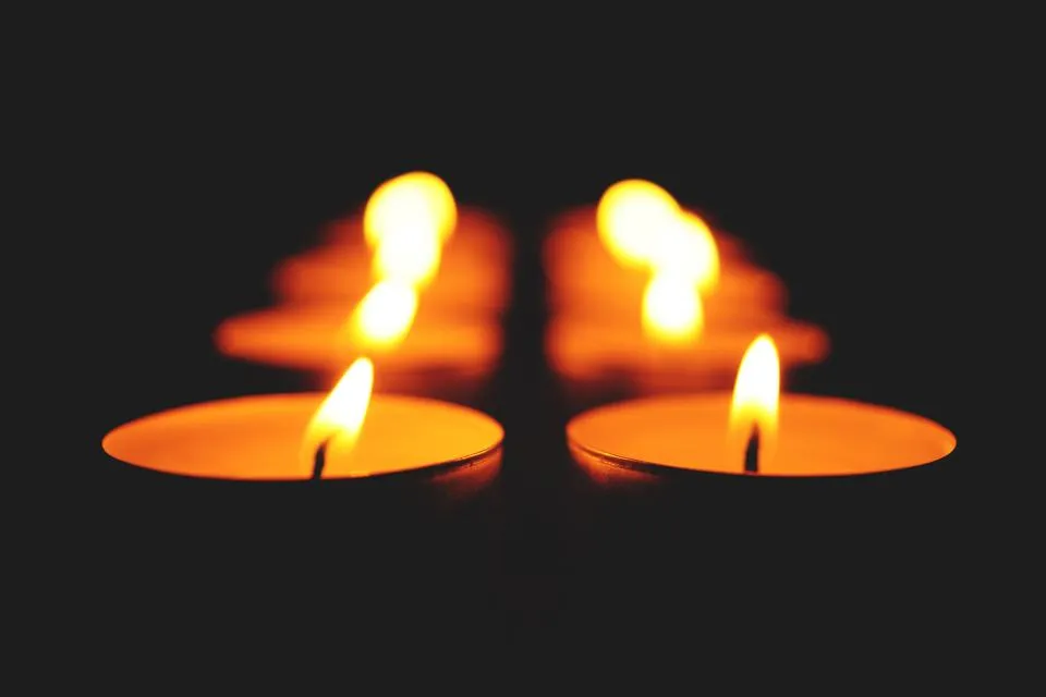 Deux bougies allumées dans le noir