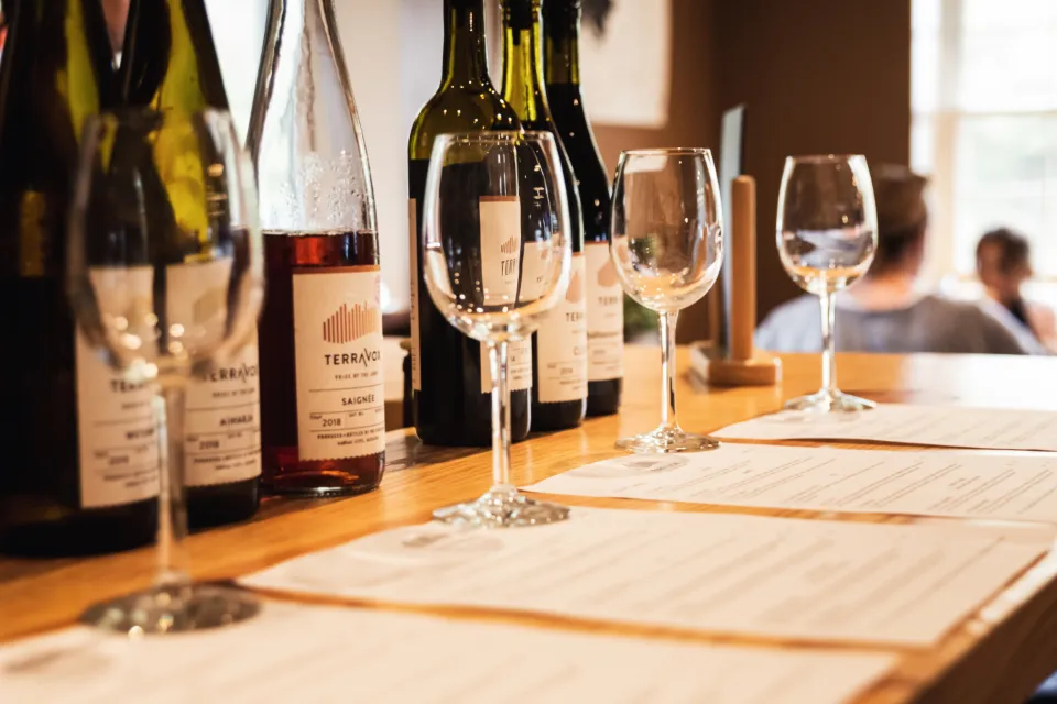 Bouteilles et verres alignés sur une table en bois