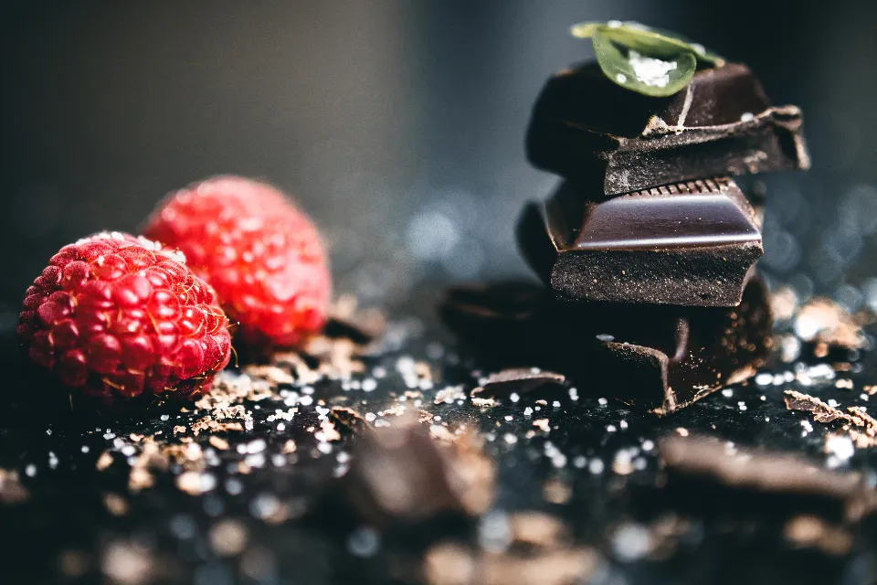 Du chocolat noir cassé, framboises et fleur de sel