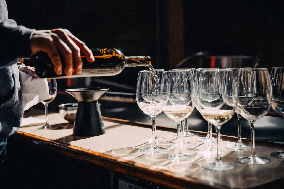 Le service du vin au comptoir, verres alignés