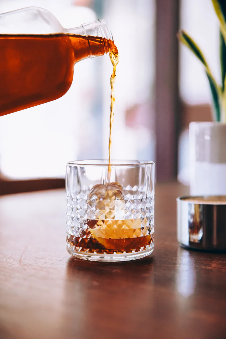 Un whisky versé sur une grosse boule de glace